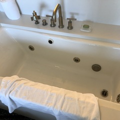 Bathtub in main bathroom